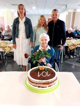 Slavljenka s torto sinom in njegovo ženo Jožico ter na levi strani direktorico Doma Taber